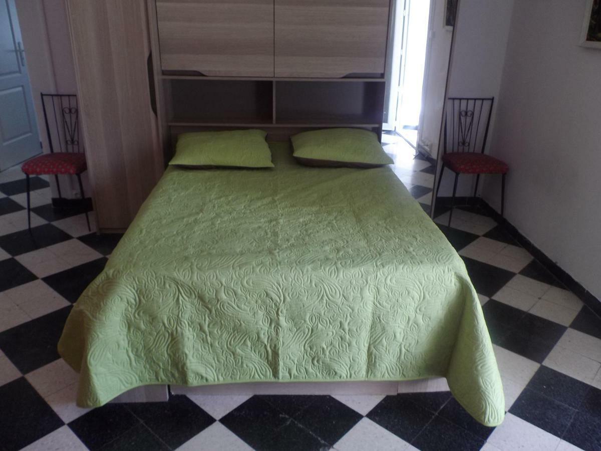Auberge Des Garrigues Нім Екстер'єр фото